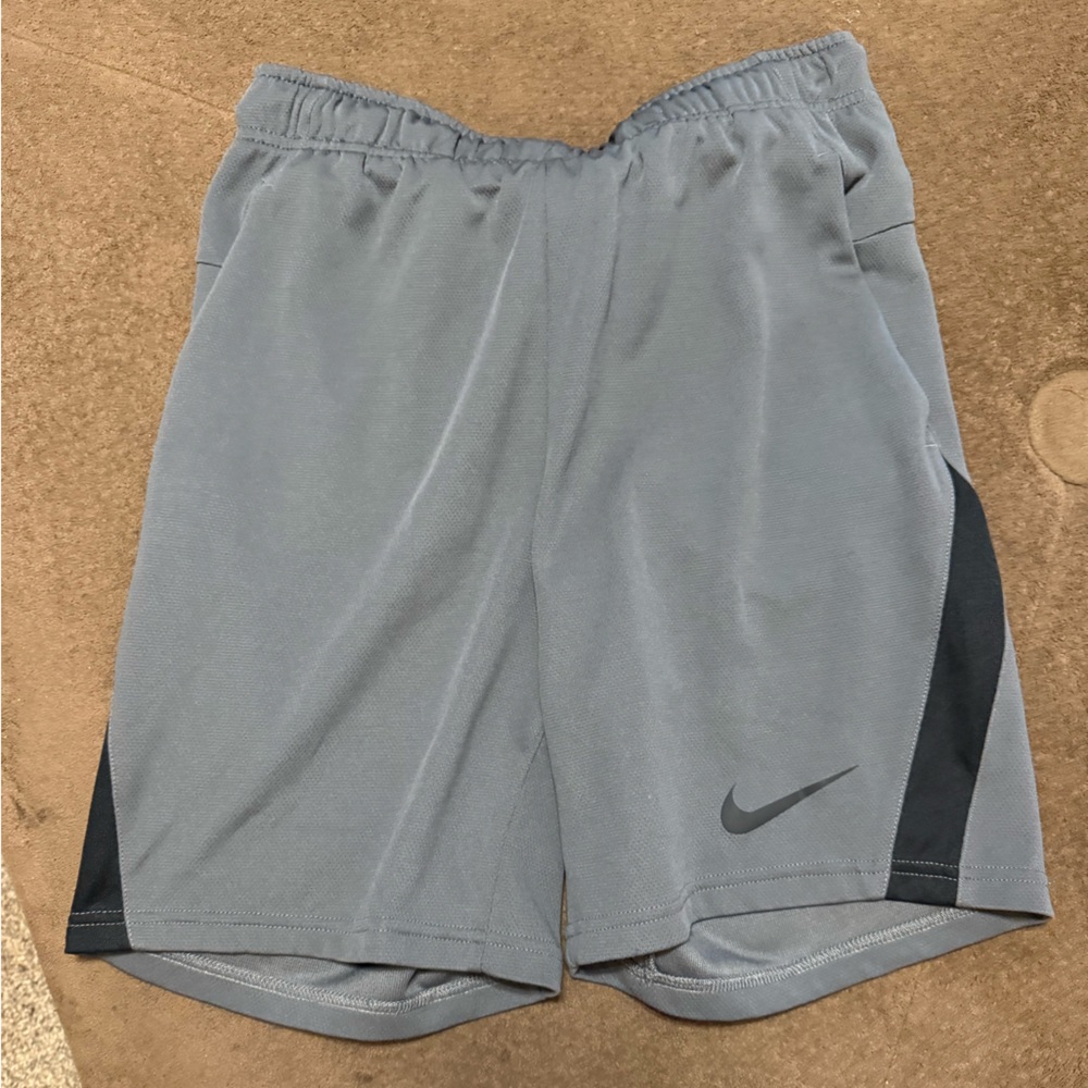 Men’s gray Nike shorts size small